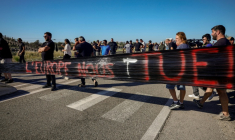 Une cinquantaine de pêcheurs manifestent devant le dépôt pétrolier de Fos-sur-Mer (sud de la France) le 15 septembre 2026 ( AFP / Clement MAHOUDEAU )