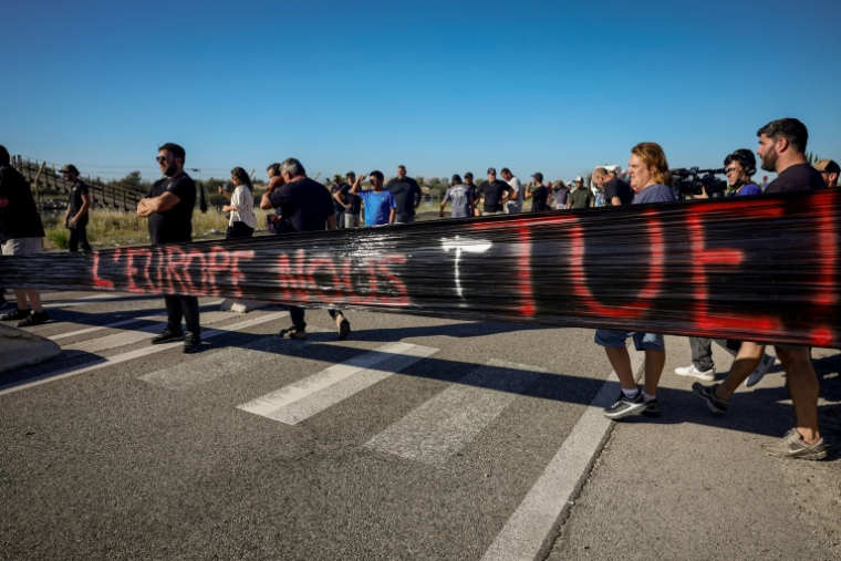 Plusieurs dizaines de pêcheurs bloquent un dépôt pétrolier dans le port de Fos-sur-Mer pour protester contre la hausse des prix du carburant et la dégradation des conditions de travail, le 15 septembre 2026 ( AFP / Clement MAHOUDEAU )