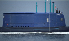 Un sous-marin, construit par la société TKMS, navigue dans le fjord de Kiel