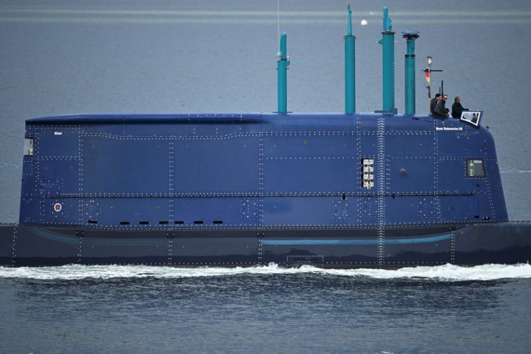 Un sous-marin, construit par la société TKMS, navigue dans le fjord de Kiel