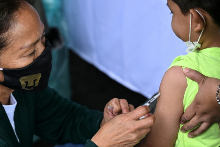 Une infirmière vaccine un enfant contre la rougeole lors d'une campagne de vaccination à Mexico, le 17 septembre 2025 ( AFP / Yuri CORTEZ )