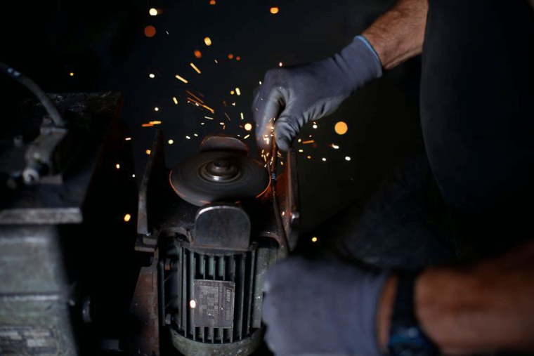 LA REPRISE DANS L'INDUSTRIE PLUS HÉSITANTE EN AOÛT