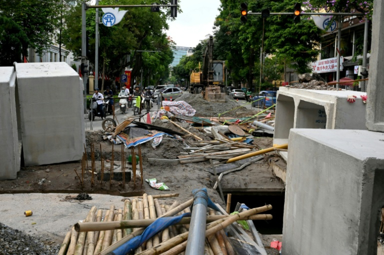 Travaux de rénovation d'un système de drainage dans la capitale vietnamienne Hanoï, le 20 mai 2026 ( AFP / Nhac NGUYEN )