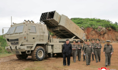 Photo prise le 26 mai 2026 par l'agence nord-coréenne KCNA et diffusée le lendemain montrant le dirigeant nord-coréen Kim Jong Un en train d'inspecter les tests d'un nouveau système de lancement de missiles dans un lieu non précisé en Corée du Nord ( KCNA VIA KNS / STR )