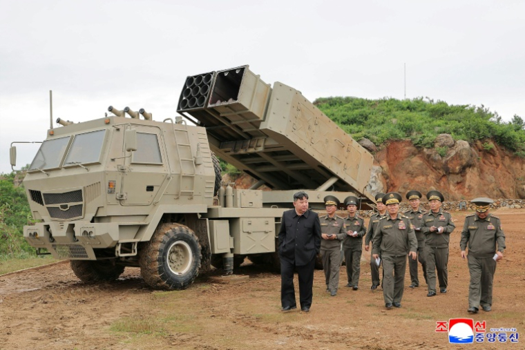 Photo prise le 26 mai 2026 par l'agence nord-coréenne KCNA et diffusée le lendemain montrant le dirigeant nord-coréen Kim Jong Un en train d'inspecter les tests d'un nouveau système de lancement de missiles dans un lieu non précisé en Corée du Nord ( KCNA VIA KNS / STR )