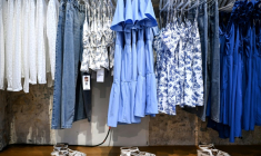 Des vêtements dans une boutique éphémère Shein, le 4 mai 2023 à Paris ( AFP / Christophe ARCHAMBAULT )