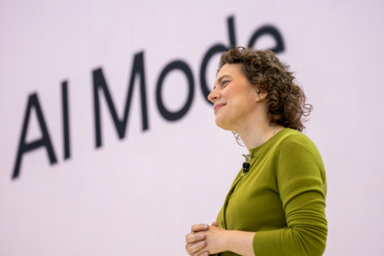 Liz Reid, directrice de la recherche chez Google, présente le nouveau "AI Mode" lors de la conférence annuelle du groupe pour les développeurs à Mountain View, en Californie, le 20 mai 2025. ( AFP / Camille Cohen )