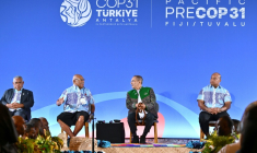 De g à d : le Premier ministre du Vanuatu Jotham Napat, des Fidji Sitiveni Rabuka, le président du Timor-Leste José Ramos-Horta et de Nauru David Adeang lors de la réunion préparatoire à la COP31, à Nadi, aux Fidji, le 5 octobre 2026 ( AFP / Saeed KHAN )