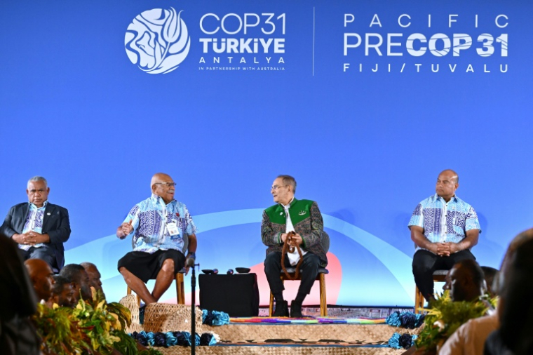 De g à d : le Premier ministre du Vanuatu Jotham Napat, des Fidji Sitiveni Rabuka, le président du Timor-Leste José Ramos-Horta et de Nauru David Adeang lors de la réunion préparatoire à la COP31, à Nadi, aux Fidji, le 5 octobre 2026 ( AFP / Saeed KHAN )