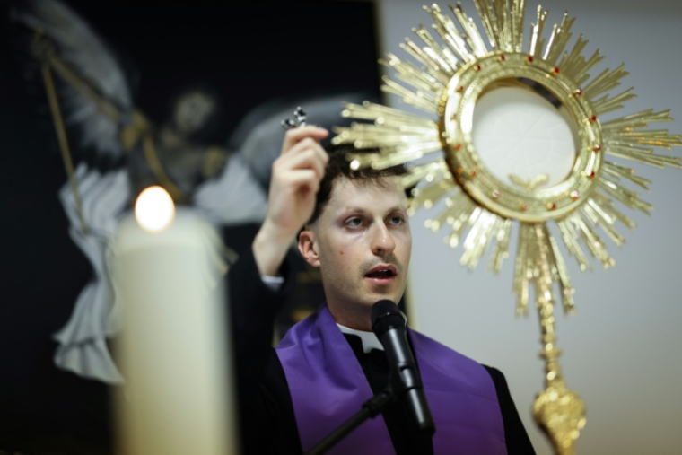 Le prêtre Francisco Marques lors d'une "retraite exorciste" à Fatima, le 30 mai 2026 au Portugal ( AFP / PATRICIA DE MELO MOREIRA )