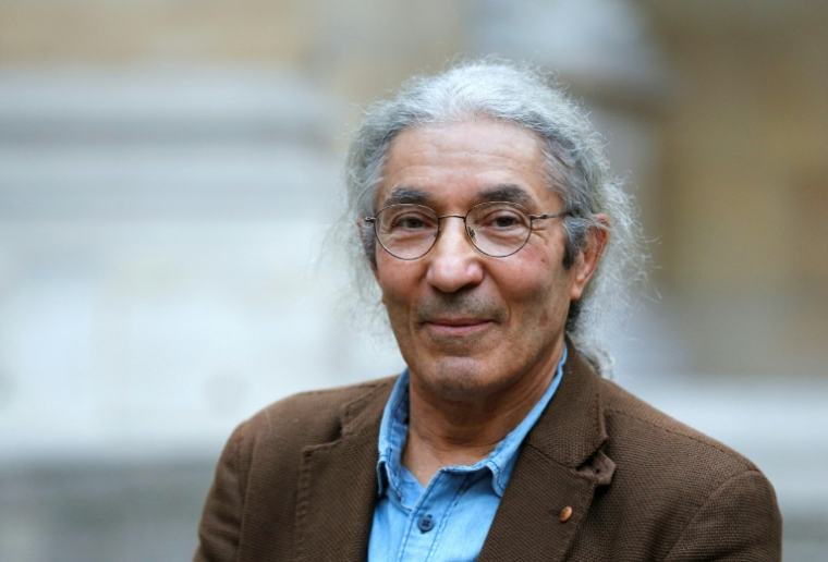 Photo d'archive de l'écrivain franco-algérien Boualem Sansal qui pose après avoir reçu un prix littéraire décerné par l'Académie française pour un roman individuel, à Paris, le 29 octobre 2015 ( AFP / FRANCOIS GUILLOT )