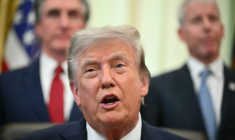 Le président américain Donald Trump parle à la presse dans le Bureau ovale de la Maison Blanche, à Washington, le 24 juillet 2026 ( AFP / Mandel NGAN )