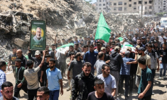 Des personnes transportent les corps de Palestiniens dont celui du dirigeant du Hamas Mohammed Odeh, tué la veille par l'armée israélienne, lors de ses funérailles à Gaza le 27 mai 2026 ( AFP / Omar AL-QATTAA )