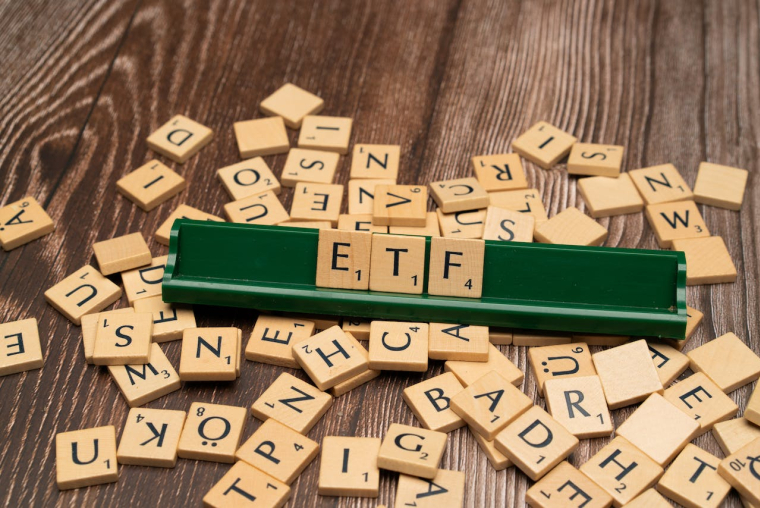 Les ETF sont nés aux Etats-Unis en 1993 : Le premier ETF a été construit en répliquant l’indice du S&P 500, qui regroupe les 500 entreprises américaines les plus importantes en termes de capitalisation boursière. Le premier fonds indiciel en France a été coté sur Euronext en 2001. (crédit photo : Markus Winkler / Pexels)
