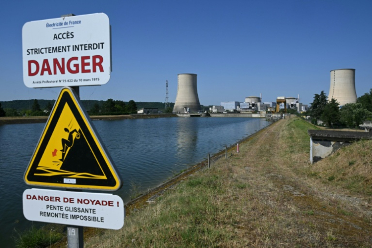 La centrale nucléaire de Golfech à l’arrêt, dans le sud-ouest de la France, après sa mise hors service dans la soirée du 22 juin en raison de "contraintes environnementales" liées à la vague de chaleur en cours, Golfech, le 23 juin 2026 ( AFP / Lionel BONAVENTURE )