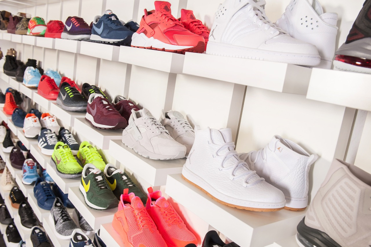 La hausse des droits de douane aux États-Unis pourrait provoquer une augmentation du prix des sneakers. (illustration) (Pixabay / garderobein)