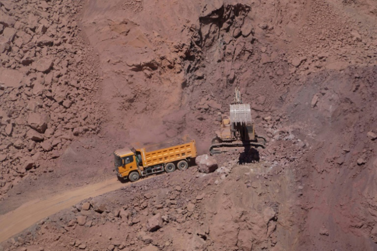 Des ouvriers de l'entreprise Talco Gold extraient de l'antimoine dans des carrières à ciel ouvert de la mine de Saritag, dans l'ouest du Tadjikistan, le 26 août 2025 ( AFP / STRINGER )