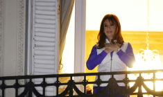 L'ancienne présidente de l'Argentine (2007-2015), Cristina Fernandez de Kirchner, sur le balcon de son appartement après les résultats des élections législatives nationales de mi-mandat à Buenos Aires, le 26 octobre 2025 ( AFP / Emiliano Lasalvia )