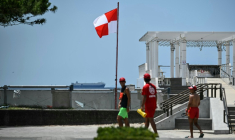 Un drapeau signale une alerte au tsunami sur une plage de Chiba, dans l'est du Japon, le 30 juillet 2025  ( AFP / Philip FONG )