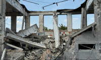 Un bâtiment détruit de la colonie pénitentiaire de la région de Zaporijjia, après des frappes russes, le 29 juillet 2025 ( AFP / Olexandr PAVLOV )