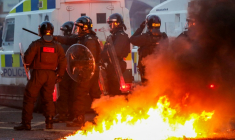 La police se rassemble pour faire face aux manifestants,  lors d'une manifestation à Ballymena, en Irlande du Nord, le 10 juin 2025   ( AFP / PAUL FAITH )
