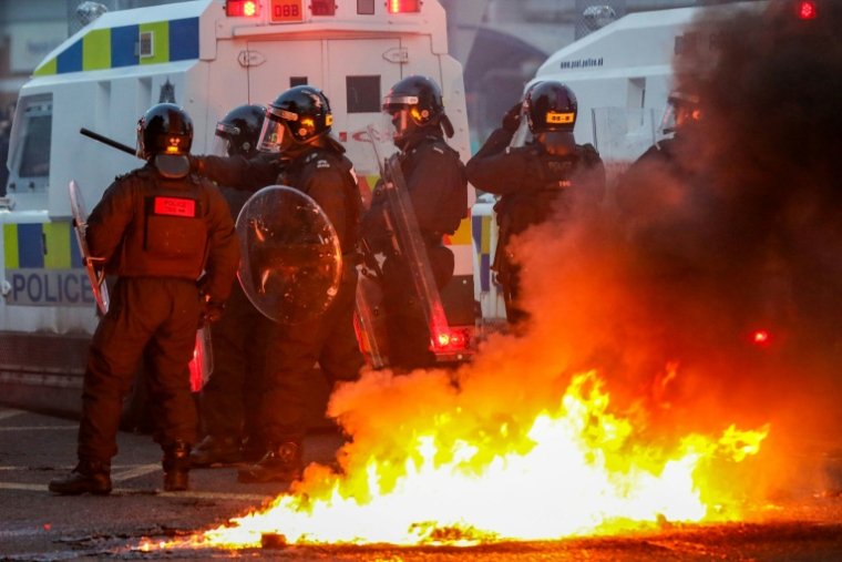 La police se rassemble pour faire face aux manifestants, lors d'une manifestation à Ballymena, en Irlande du Nord, le 10 juin 2025 ( AFP / PAUL FAITH )