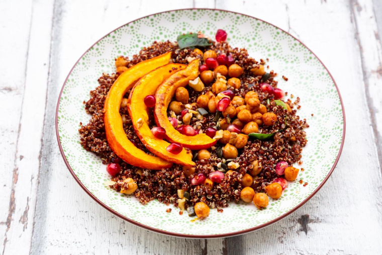 Il est possible de booster ses défenses immunitaires par une alimentation adaptée, des huiles essentielles et d’autres compléments alimentaires. ( crédit photo : Getty Images )