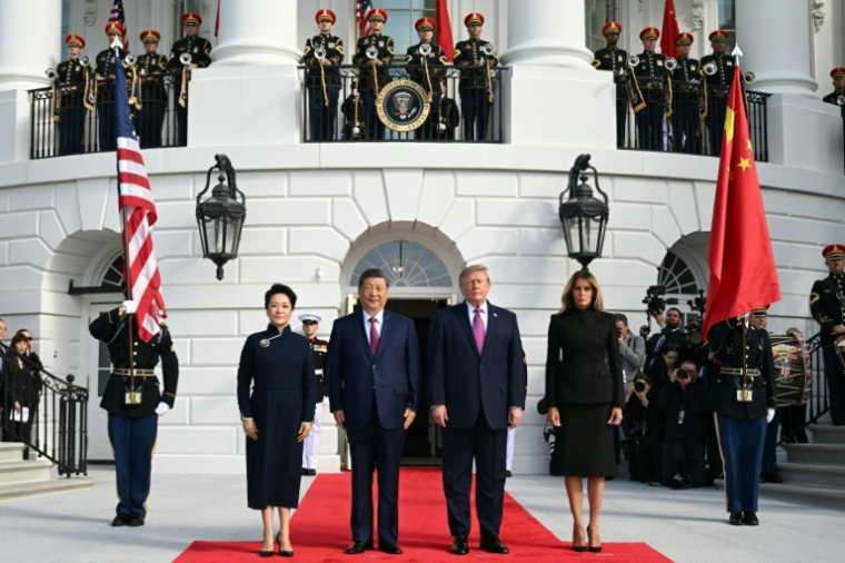 Le président américain Donald Trump (2e d) et la Première dame Melania Trump accueillent le président chinois Xi Jinping (2e g) et son épouse Peng Liyuan à leur arrivée à la Maison Blanche, à Washington, le 24 septembre 2026 ( AFP / SAUL LOEB )