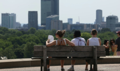 Des personnes se reposent sur un banc à Londres, le 27 juin 2026 lors d'une vague de chaleur en Europe ( AFP / Toby Shepheard )