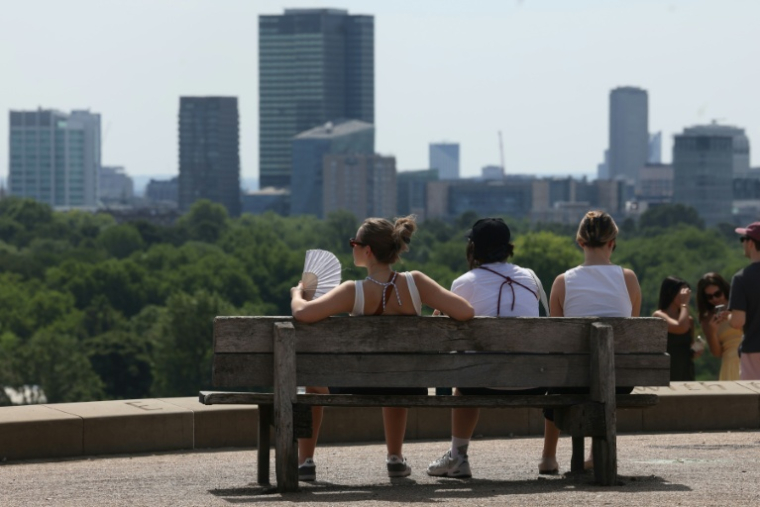 Des personnes se reposent sur un banc à Londres, le 27 juin 2026 lors d'une vague de chaleur en Europe ( AFP / Toby Shepheard )