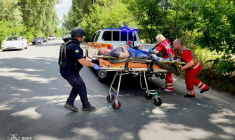 Evacuation d'un blessé après des frappes russes meurtrières sur Dnipro, en Ukraine, le 29 juin 2026 ( UKRAINIAN EMERGENCY SERVICE / Handout )