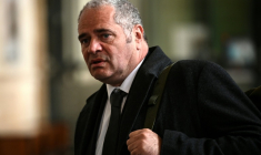L'ex-patron de l'Office français de répression du trafic de stupéfiants, François Thierry, arrive au tribunal de Bordeaux pour le dernier jour de son procès pour complicité de trafic de stupéfiants, le 31 mars 2026 en Gironde ( AFP / Christophe ARCHAMBAULT )