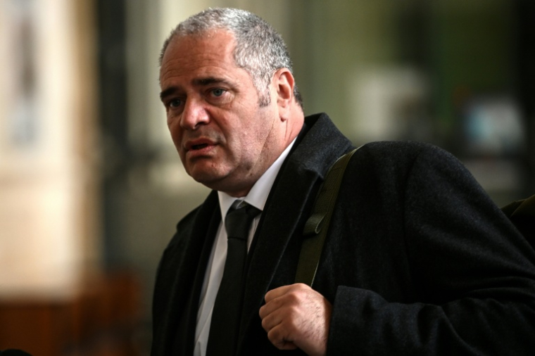 L'ex-patron de l'Office français de répression du trafic de stupéfiants, François Thierry, arrive au tribunal de Bordeaux pour le dernier jour de son procès pour complicité de trafic de stupéfiants, le 31 mars 2026 en Gironde ( AFP / Christophe ARCHAMBAULT )