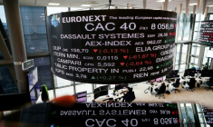 Le pétrole évolue toujours en hausse lundi, en raison de la guerre qui se poursuit au Moyen-Orient, mais l'espoir d'un recours aux réserves stratégiques du G7 a modéré sa flambée en cours de séance ( AFP / Ludovic MARIN )