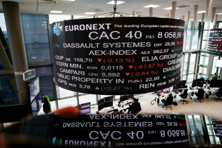 Le pétrole évolue toujours en hausse lundi, en raison de la guerre qui se poursuit au Moyen-Orient, mais l'espoir d'un recours aux réserves stratégiques du G7 a modéré sa flambée en cours de séance ( AFP / Ludovic MARIN )