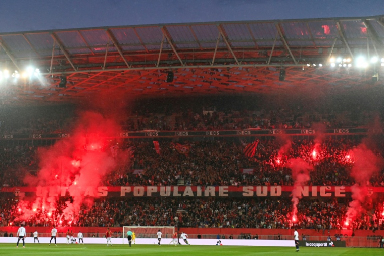 (ARCHIVES) La tribune des ultras niçois, au cours d'un match de Ligue 1 entre Nice et Brest, le 17 mai 2025 ( AFP / Sylvain THOMAS )