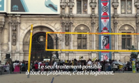 Paris: des familles sans abri devant l'Hôtel de Ville en quête d'un toit pour la nuit