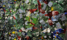Photo des bouteilles en plastique écrasées dans un centre de recyclage à Paris