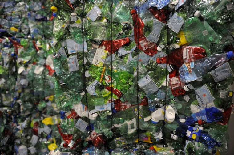 Photo des bouteilles en plastique écrasées dans un centre de recyclage à Paris