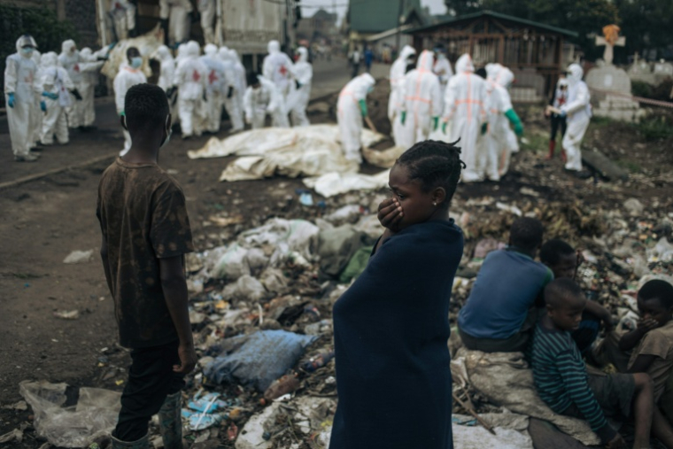 Des membres de la Croix-Rouge congolaise et de la Protection civile enterrent des douzaines de corps le 3 février 2025 dans un cimetière à Goma, en RDC ( AFP / ALEXIS HUGUET )