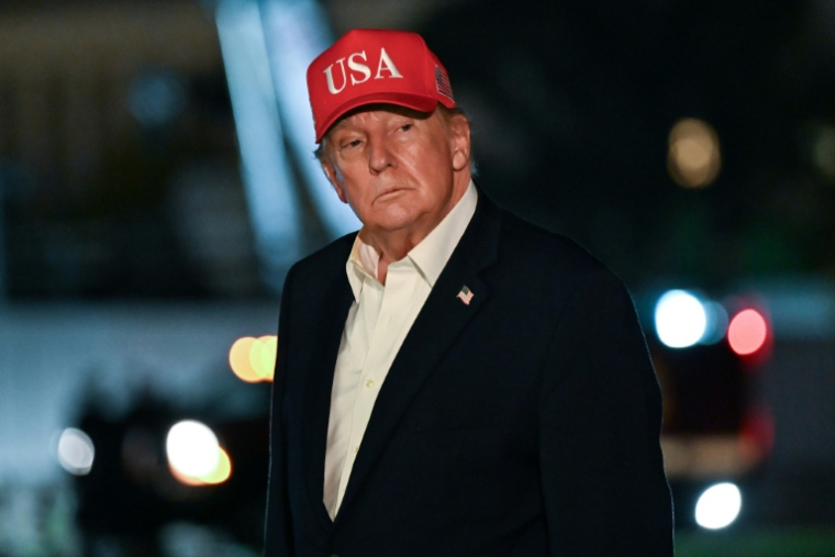 Le président américain Donald Trump à son arrivée à bord de Marine One sur la pelouse sud de la Maison-Blanche, à Washington, aux premières heures du 15 octobre 2026 ( AFP / Alex WROBLEWSKI )