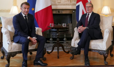 Le président français Emmanuel Macron (à gauche) et le Premier ministre britannique Keir Starmer au 10 Downing Street à Londres, le 9 juillet 2025 ( POOL / Alberto Pezzali )