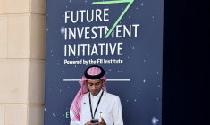 Un participant à la 9e édition de la Future Investment Initiative (FII) à Ryad, le 28 octobre 2025 en Arabie saoudite ( AFP / Fayez Nureldine )