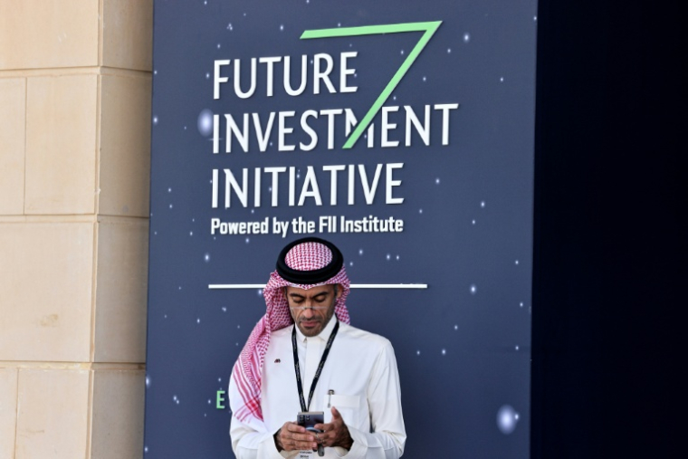 Un participant à la 9e édition de la Future Investment Initiative (FII) à Ryad, le 28 octobre 2025 en Arabie saoudite ( AFP / Fayez Nureldine )