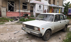 Une voiture et un immeuble endommagés à Luhansk