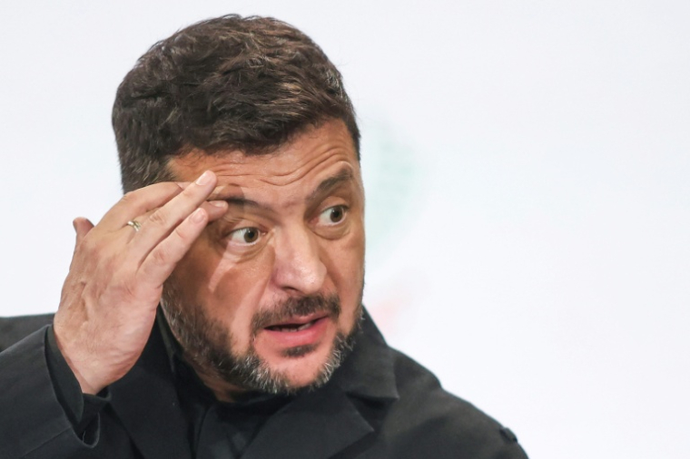 Le président ukrainien Volodymyr Zelensky donne une conférence de presse, le 1er juillet 2026 à Dublin ( AFP / Paul Faith )
