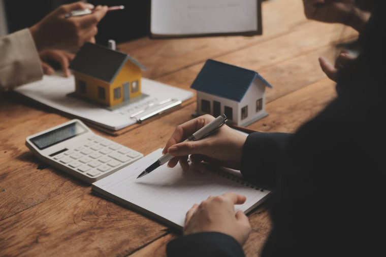Prêt relais : que se passe-t-il si la vente s’éternise ? / iStock.com - Sutthicha Weerawong