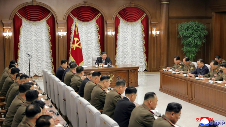 Photo prise le 9 juillet 2026 et publiée le 10 juillet 2026 par l'agence de presse officielle nord-coréenne KCNA montrant le dirigeant nord-coréen Kim Jong-un lors d'une réunion élargie de la neuvième Commission militaire centrale du Parti au complexe gouvernemental n° 1 à Pyongyang ( KCNA VIA KNS / STR )