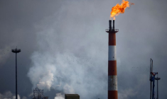 La cheminée du terminal méthanier de Montoir-de-Bretagne, près de Saint-Nazaire