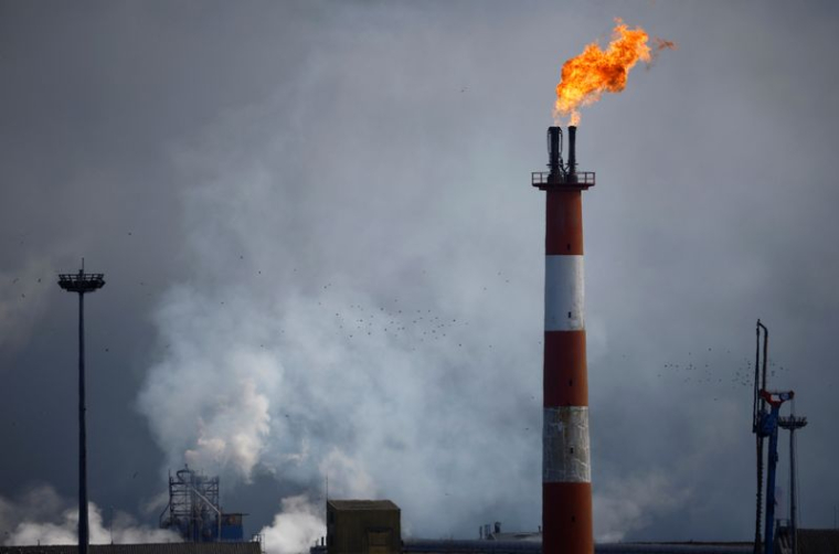 La cheminée du terminal méthanier de Montoir-de-Bretagne, près de Saint-Nazaire